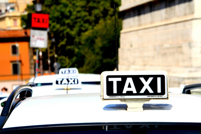 taxis-LE PRADET-min_taxi_auto_rome_road_white-1051610